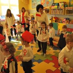  Dzieci z kotylionami z okazji Święta Niepodległości 