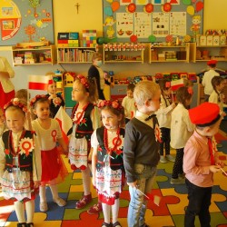  Dzieci z kotylionami z okazji Święta Niepodległości 
