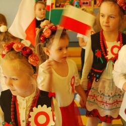  Dzieci z kotylionami z okazji Święta Niepodległości 