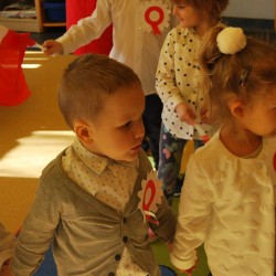  Dzieci z kotylionami z okazji Święta Niepodległości 