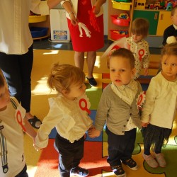  Dzieci z kotylionami z okazji Święta Niepodległości 