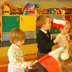  Dzieci z kotylionami z okazji Święta Niepodległości 