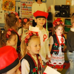  Dzieci z kotylionami z okazji Święta Niepodległości 
