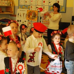  Dzieci z kotylionami z okazji Święta Niepodległości 
