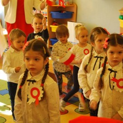  Dzieci z kotylionami z okazji Święta Niepodległości 
