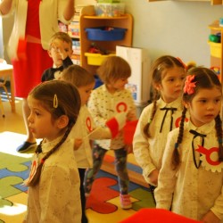  Dzieci z kotylionami z okazji Święta Niepodległości 