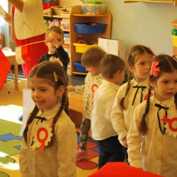  Dzieci z kotylionami z okazji Święta Niepodległości 