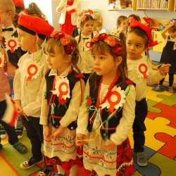  Dzieci z kotylionami z okazji Święta Niepodległości 