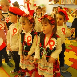  Dzieci z kotylionami z okazji Święta Niepodległości 