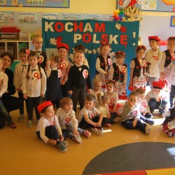  Dzieci z kotylionami z okazji Święta Niepodległości 