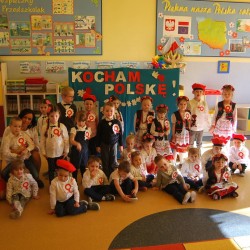  Dzieci z kotylionami z okazji Święta Niepodległości 