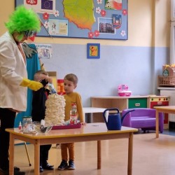 Dzieci wykonują eksperymenty z powietrzem 