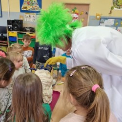 Dzieci wykonują eksperymenty z powietrzem 