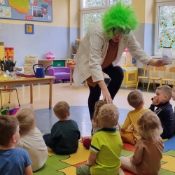 Dzieci wykonują eksperymenty z powietrzem 