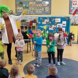 Dzieci wykonują eksperymenty z powietrzem 