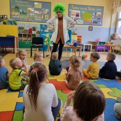 Dzieci wykonują eksperymenty z powietrzem 