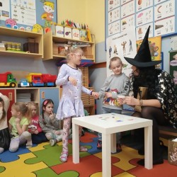  Dzieci podczas zabaw Andrzejkowych 
