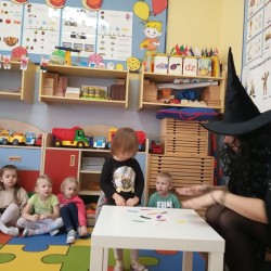  Dzieci podczas zabaw Andrzejkowych 
