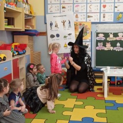  Dzieci podczas zabaw Andrzejkowych 