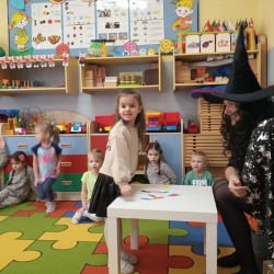  Dzieci podczas zabaw Andrzejkowych 