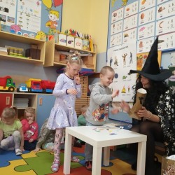  Dzieci podczas zabaw Andrzejkowych 