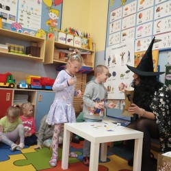  Dzieci podczas zabaw Andrzejkowych 