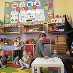  Dzieci podczas zabaw Andrzejkowych 