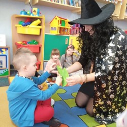  Dzieci podczas zabaw Andrzejkowych 