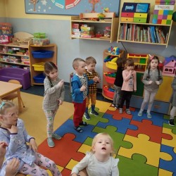  Dzieci podczas zabaw Andrzejkowych 
