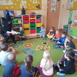  Dzieci podczas zabaw Andrzejkowych 