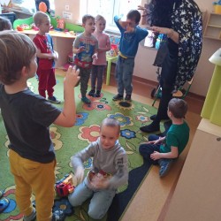 Dzieci podczas zabaw Andrzejkowych 
