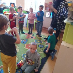  Dzieci podczas zabaw Andrzejkowych 