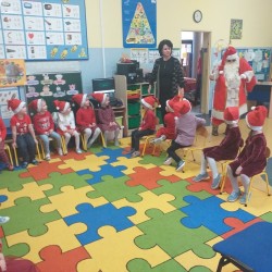 Dzieci tańczą i recytują wierszyki dla Świętego Mikołaja 