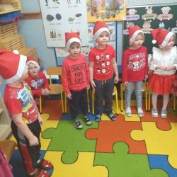 Dzieci tańczą i recytują wierszyki dla Świętego Mikołaja 
