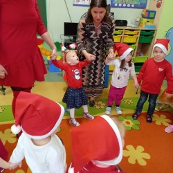 Dzieci tańczą i recytują wierszyki dla Świętego Mikołaja 