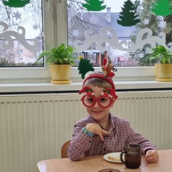 Dzieci tańczą i recytują wierszyki dla Świętego Mikołaja 