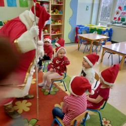 Dzieci tańczą i recytują wierszyki dla Świętego Mikołaja 