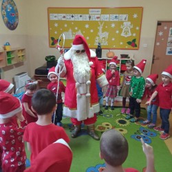Dzieci tańczą i recytują wierszyki dla Świętego Mikołaja 