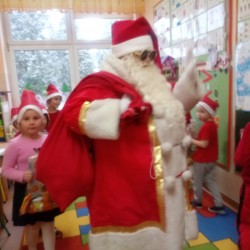 Dzieci tańczą i recytują wierszyki dla Świętego Mikołaja 