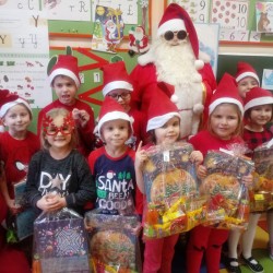 Dzieci tańczą i recytują wierszyki dla Świętego Mikołaja 