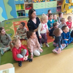 Dzieci słuchają i obserwują jak robi się pierniki