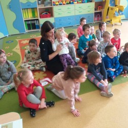 Dzieci słuchają i obserwują jak robi się pierniki