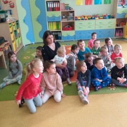 Dzieci słuchają i obserwują jak robi się pierniki
