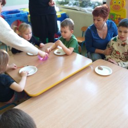 Dzieci ozdabiają pierniki 